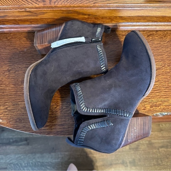 DV8 by Dolce Vita Jace Bootie Leather Suede Western NWOT 3” Chunky Heel Size 9.5 - Picture 3 of 10